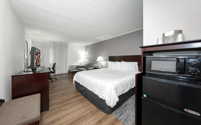 Red Roof Inn PLUS+ Newark Liberty Airport - Carteret