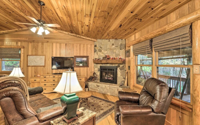 Fletcher Cabin: Wraparound Deck & Pond Access