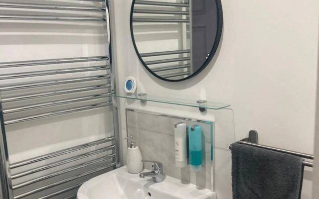 Spacious 2 Bed apartment - Sleeps 6 - Burnham Village