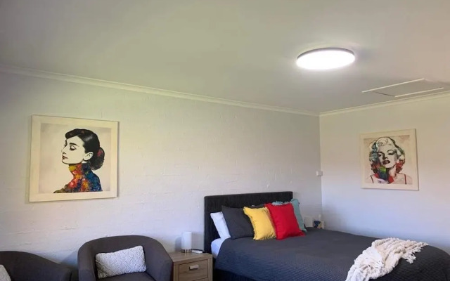 Colonial Inn Guest Rooms