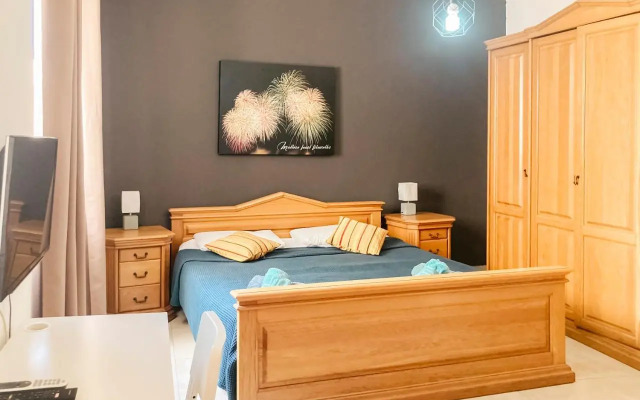 XL Central Home - Sleeps 10 people