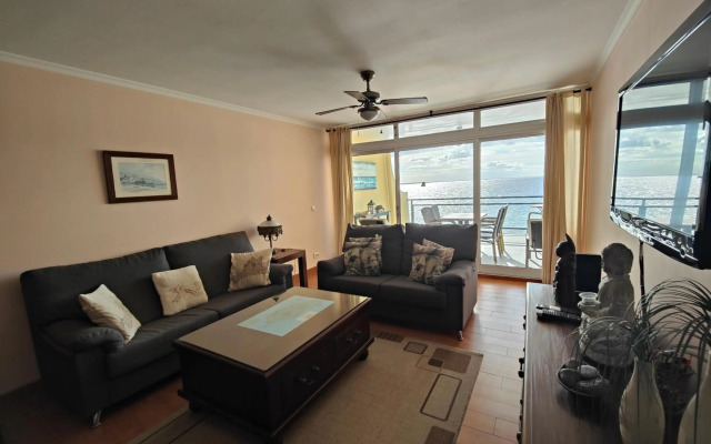 By the Beach & Pool Apartment