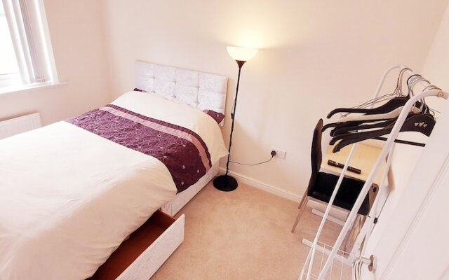 "room in Guest Room - Double Room, Full Kitchen, Smart TV, Shared Bathroom in 3-bed Home"