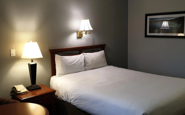 Riverland Inn & Suites