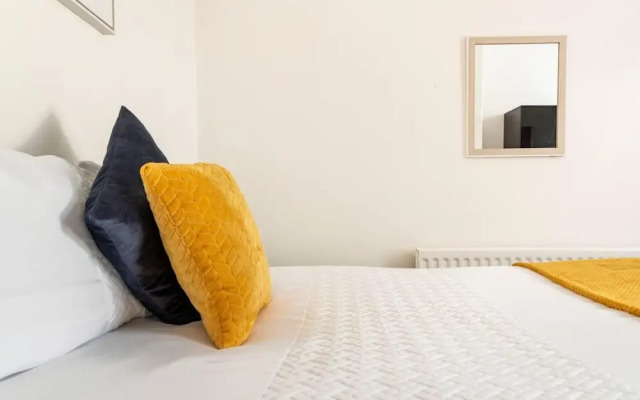 Immaculate 4-bed House Near Anfield and Goodison