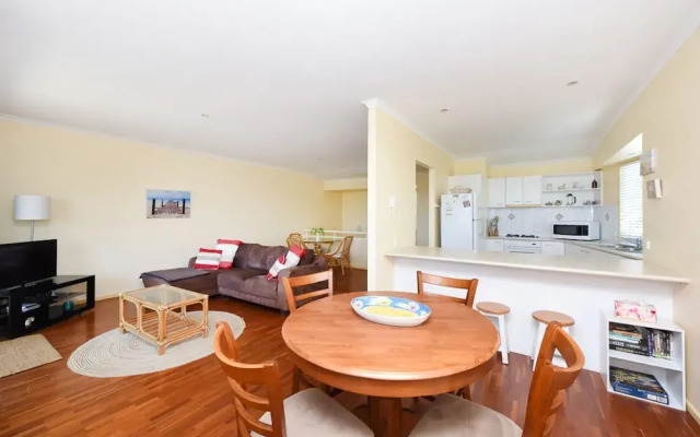 Sunbright 2/5 Petrel Street