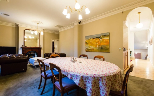Hanna, 4BDR Melbourne Apartment