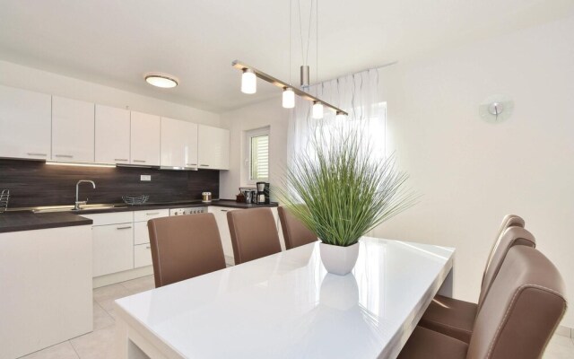 Nice Home in Podstrana With Wifi and 4 Bedrooms