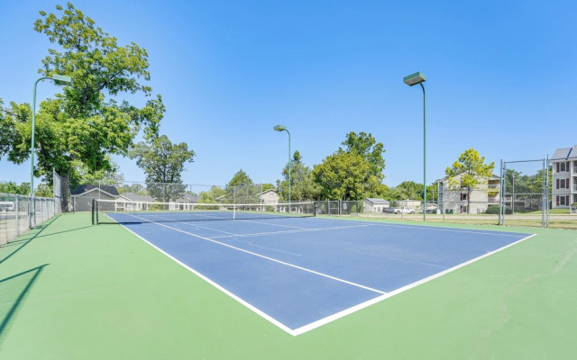 6 Mi to Branson Strip! Dog-friendly Golf Condo