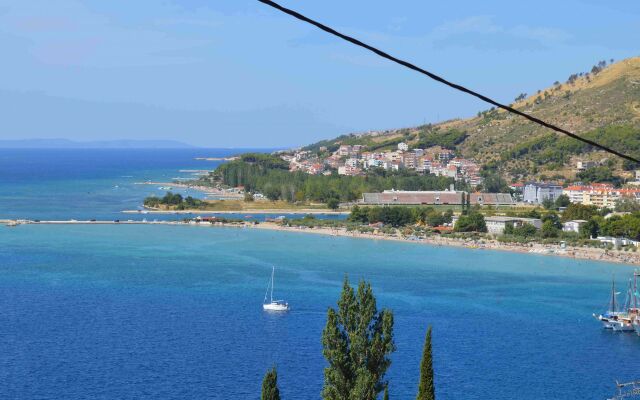 Apartment Iva - with beautiful view: A1 Omis, Riviera Omis
