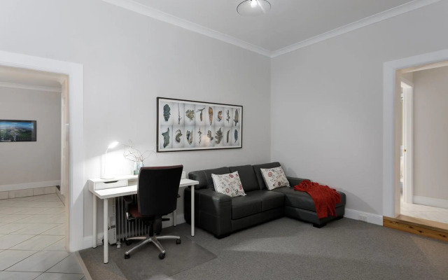 Rawson's Retreat - Five Bedroom Home - Walk CBD - Includes Breakfast