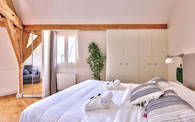 B 368 - TERASSE PERLE RARE - Quartier Latin