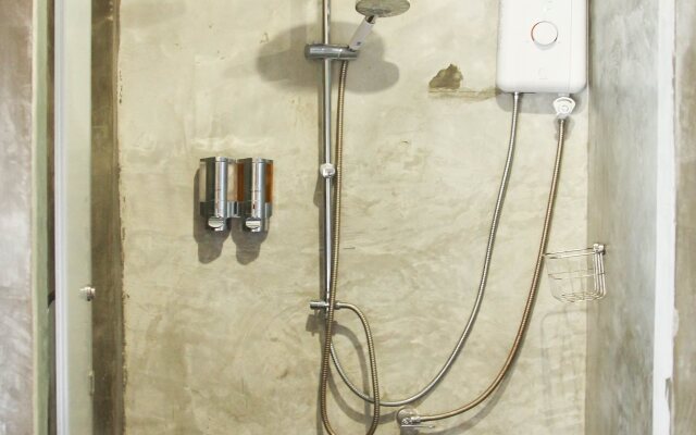 Thonglor Travellers Hostel & Cafe