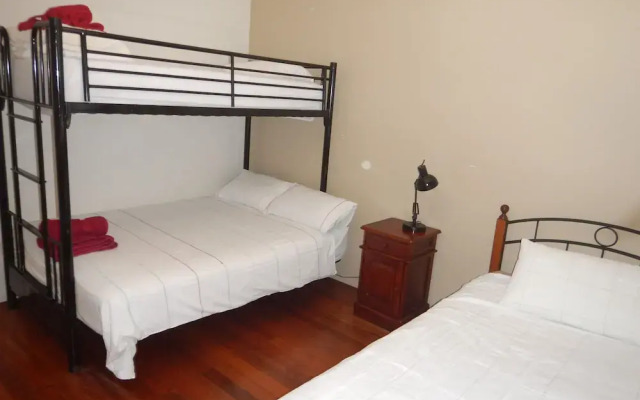 Spacious 2-Storey Home By The Bay: Sleeps 12