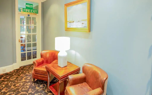 OYO Lamphey Hall Hotel