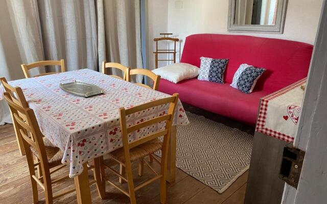 Les Volets Bleus (Adults Only)