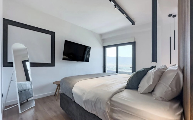 Phaedrus Living Apollo Skyview Penthouse