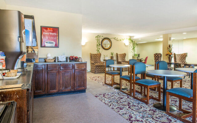 Econo Lodge Inn & Suites Groton