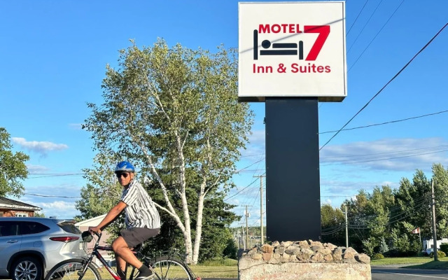 Motel 7 Inn & Suites