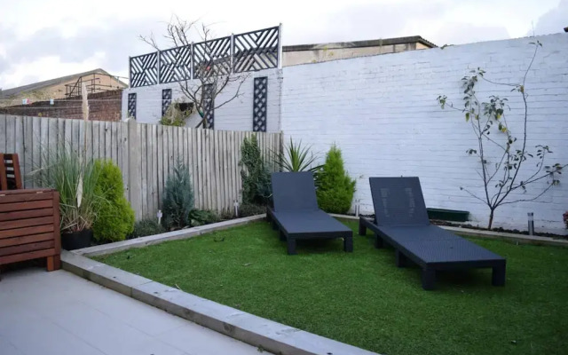 Modern 3 Bedroom Garden Flat in Tooting
