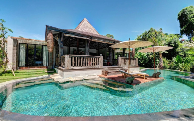 Secluded Wooden Villa, 3 BR, Canggu With Staff