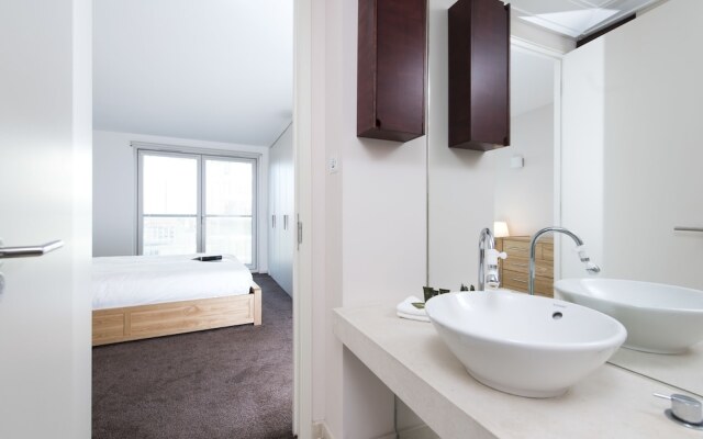 Modern 2BR Flat with Thames River View