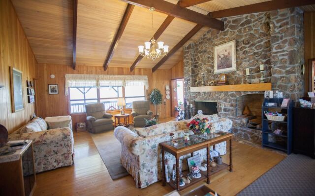 Red Bud Cove Bed & Breakfast Suites