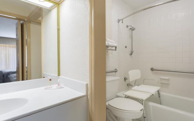 Days Inn & Conf Center by Wyndham Southern Pines Pinehurst