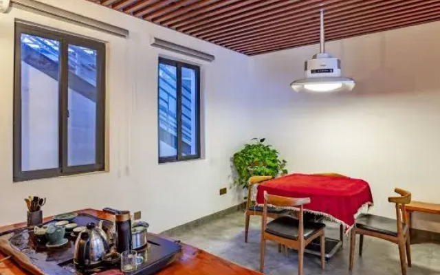 Shenzhen Hua Zhu Xiao Yuan HomestaShenzhen Sha Yu Yong Hua Zhu Xiao Yuan Homesta