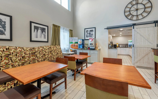 Quality Inn & Suites Evansville Downtown