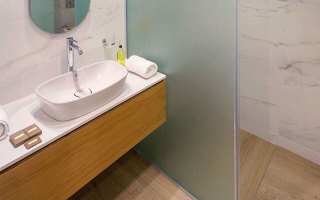The City Hotel & Suites