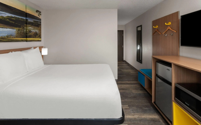 Days Inn & Suites by Wyndham Kaukauna WI