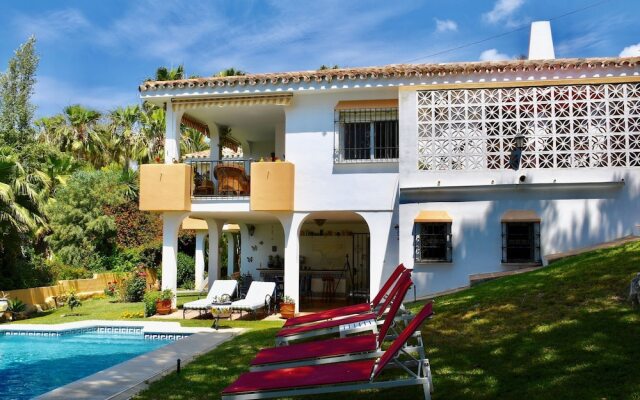Apartment in Beautiful Villa With Communal Swimming Pool