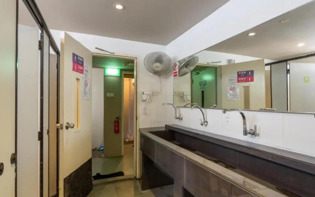 Central 65 Hostel & Cafe