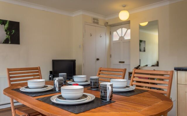2 Bedroom House Near Wapping Station