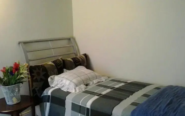 Port Hope Economy Apartments