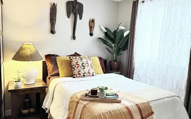 Stylish Downtown Condo near Rogers Place | Parking, Gym, Balcony & Kitchen - фото 3
