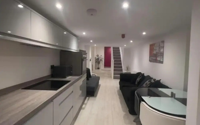 Spacious1br-6guests-walktoshops-fastwifi