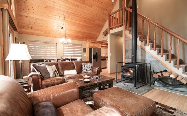 Tivoli Chalet Apartment 3 NW Comfy Cabins