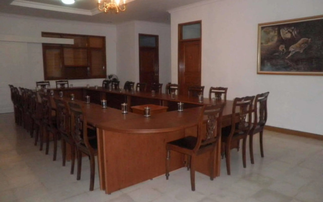 Hotel Lurus