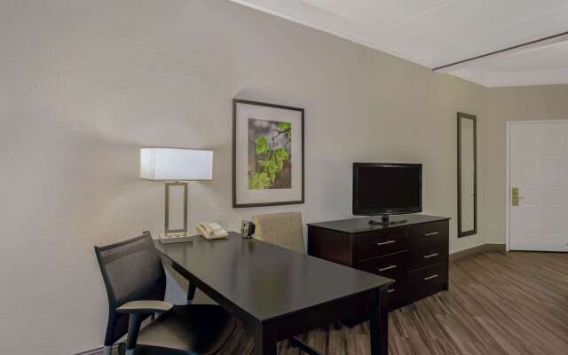 La Quinta Inn & Suites by Wyndham Orlando Airport North