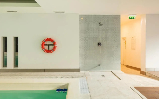 Skyscraper Riverview Lisbon with Indoor Pool