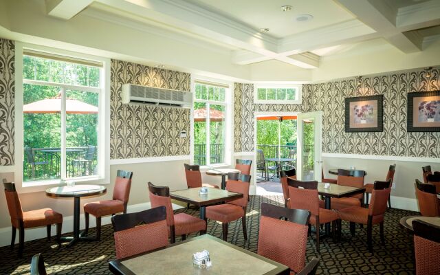 Plaza Inn & Suites at Ashland Creek