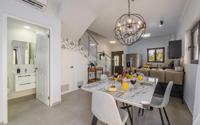 NEW Modern 2 Bedroom Townhome Gold Coast