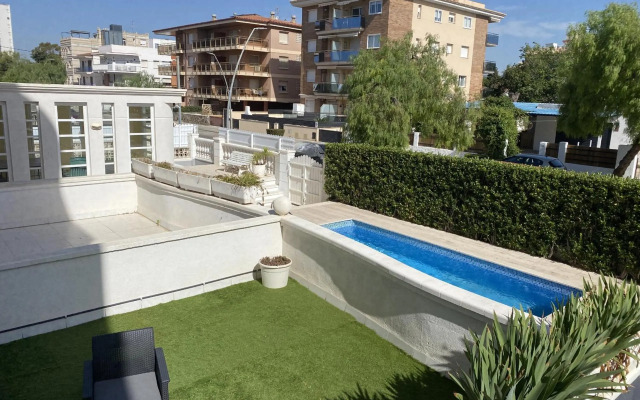R126 Beachfront Apartment Sant Salvador