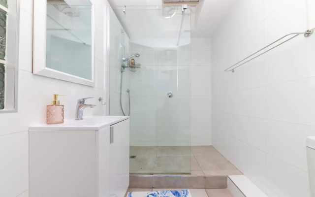 Stylish and Bright 1 Bedroom Apartment - Camps Bay