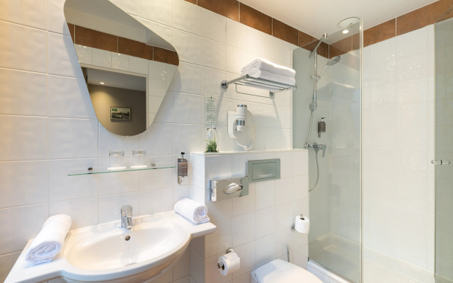 Magenta 38 by Happyculture