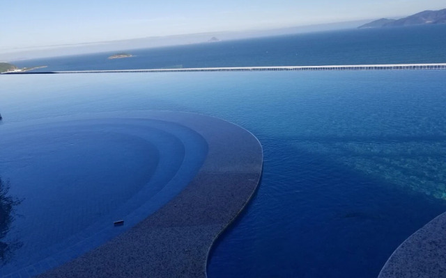 Luxury Scenia Bay Apartment with Seaview