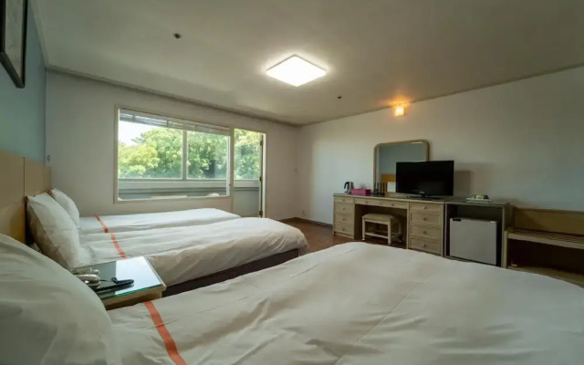 Jeju Honeycrown Hotel