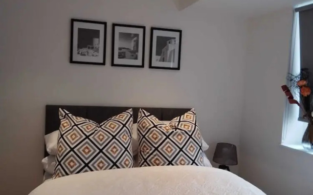 5 Mins to East Croydon Station With Concierge